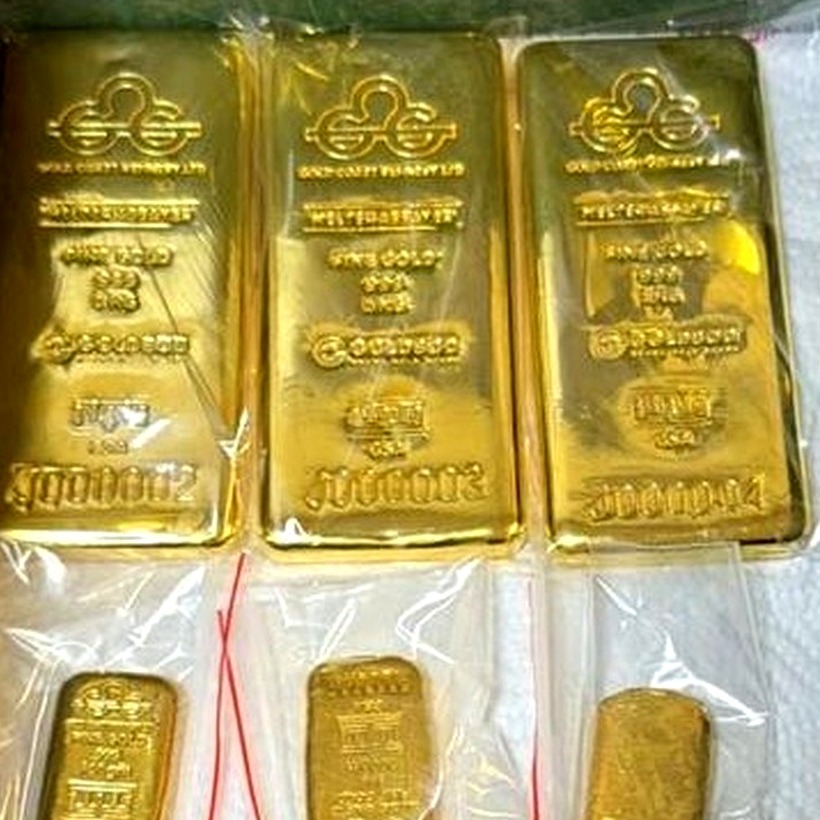 Gold bars arranged in an open case